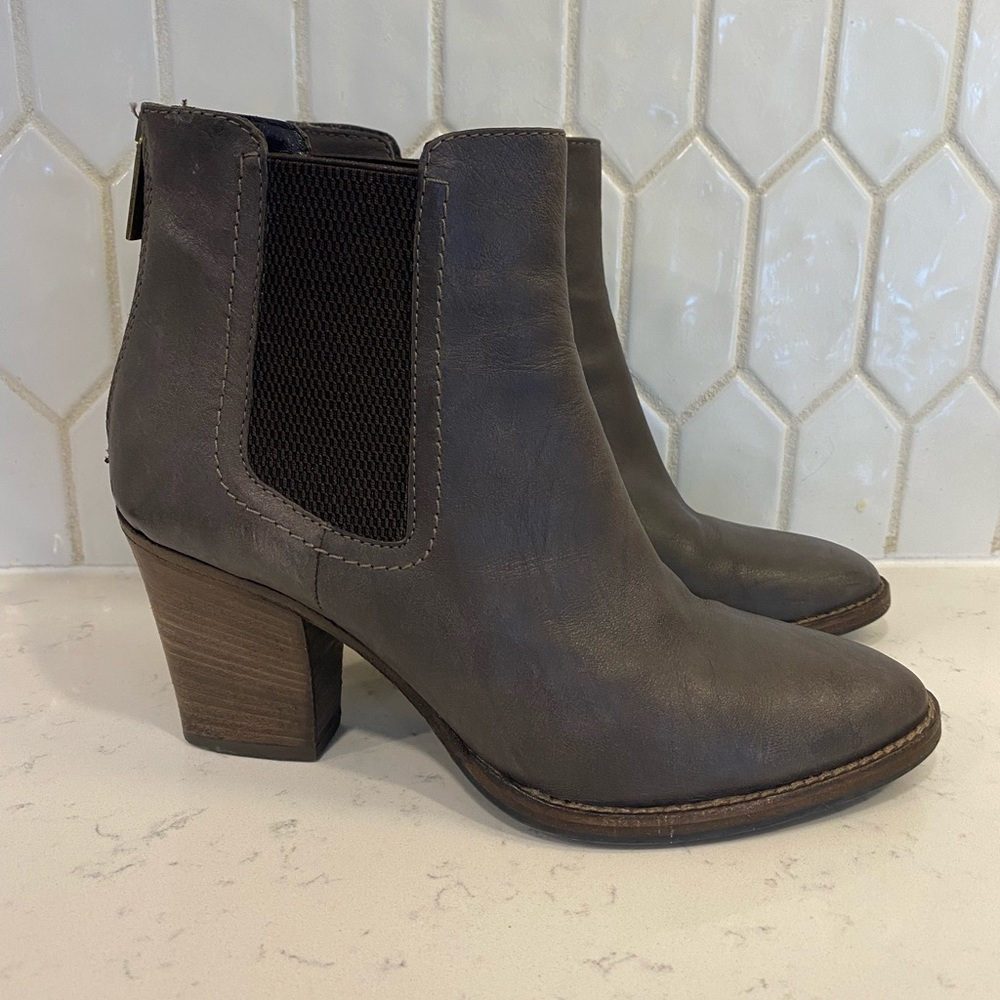 Aquatalia Women's fairly Weatherproof Chelsea Booties Stacked Heel Comfort